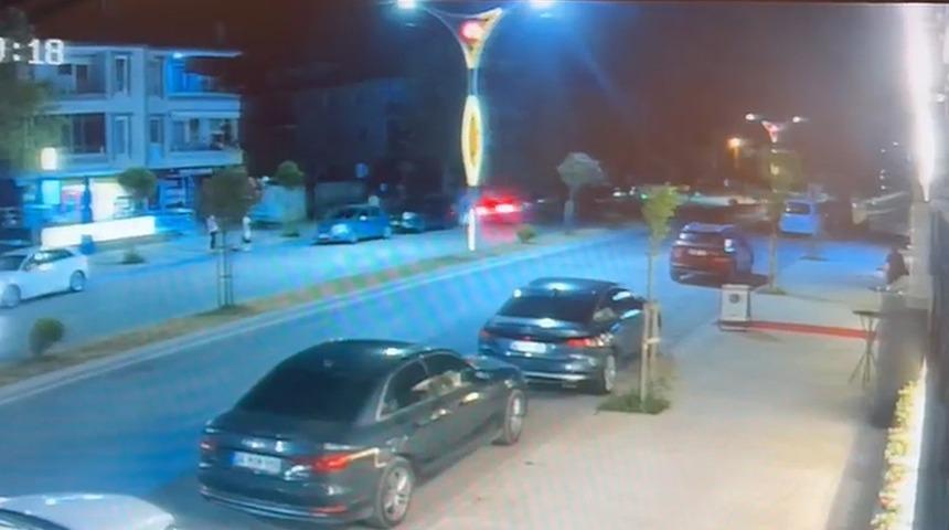 Kontrolden &ccedil;ıkan otomobil park halindeki ara&ccedil;lara &ccedil;arptı: O anlar kamerada