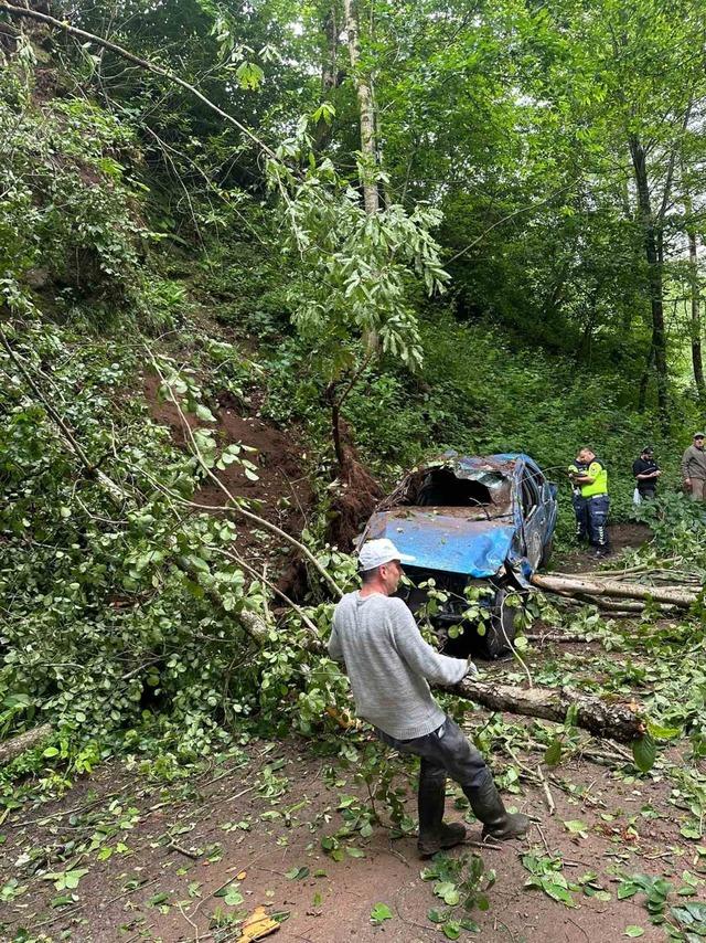 U&ccedil;uruma yuvarlanan kamyonetteki karı koca hayatını kaybetti 2