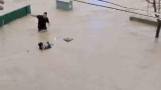 Sel sularına kapılan yaşlı adamı son anda kurtardılar