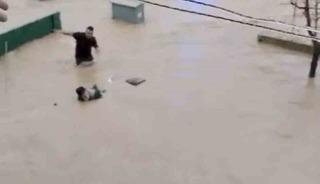 Sel sularına kapılan yaşlı adamı son anda kurtardılar