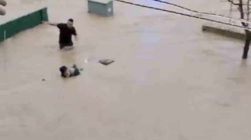 Sel sularına kapılan yaşlı adamı son anda kurtardılar