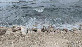 Dalgalar Van G&ouml;l&uuml; sahilini d&ouml;vd&uuml;