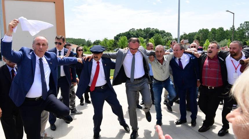 Muharrem İnce'den havaalanında halay