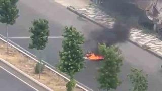 Seyir halindeki motosiklet alev topuna döndü