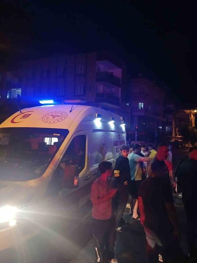 Antalya’da otomobiller kavşakta çarpıştı: 2 yaralı 5