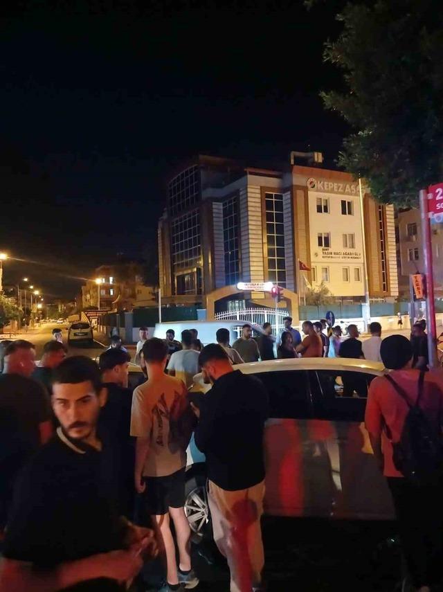 Antalya’da otomobiller kavşakta çarpıştı: 2 yaralı 4