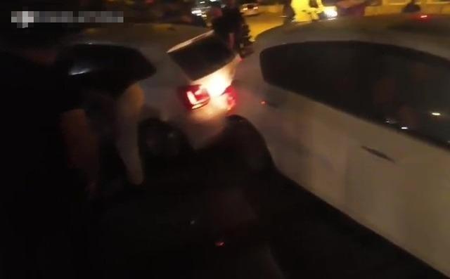 Antalya’da otomobiller kavşakta çarpıştı: 2 yaralı 3