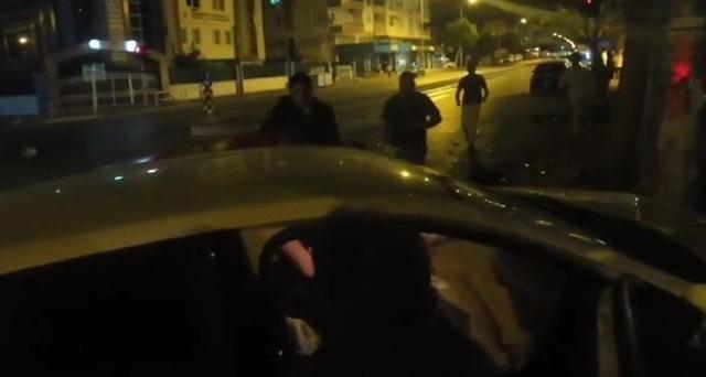 Antalya’da otomobiller kavşakta çarpıştı: 2 yaralı 1