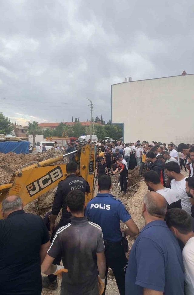 Baba ve oğlu göçük altında kaldı: 2 yaralı 1