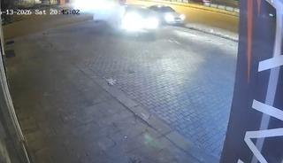 Kaza anı kamerada: İş yerine &ccedil;arpmaktan son anda kurtuldu