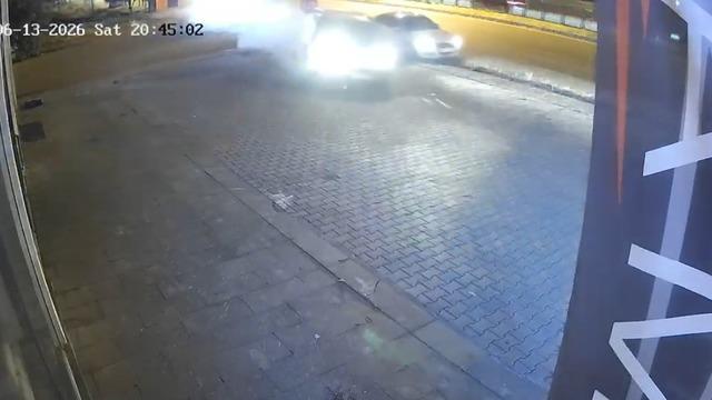 Kaza anı kamerada: İş yerine çarpmaktan son anda kurtuldu
