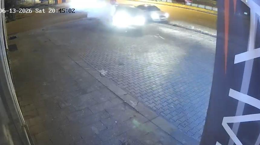 Kaza anı kamerada: İş yerine &ccedil;arpmaktan son anda kurtuldu