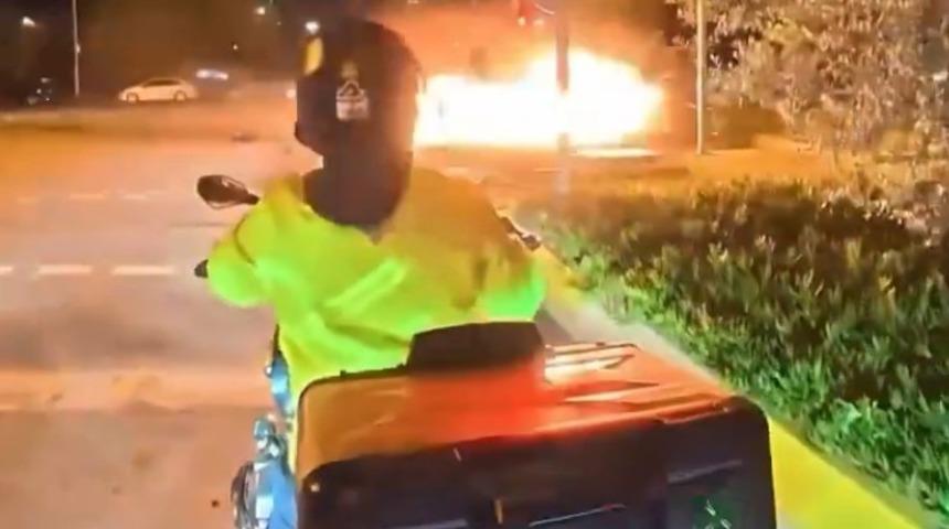 Maltepe Sahili&rsquo;nde kazada otomobil alev topuna d&ouml;nd&uuml;: 2&rsquo;si ağır 4 yaralı