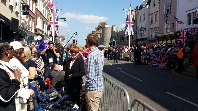 Kraliyet düğünü öncesi konuklar ve vatandaşlar Windsor Sarayı’nda