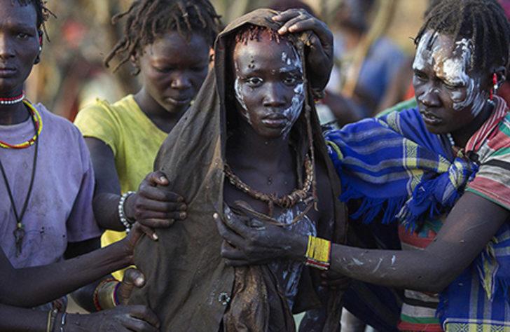 S&uuml;nnet olmayı bekleyen k&uuml;&ccedil;&uuml;k kızlar