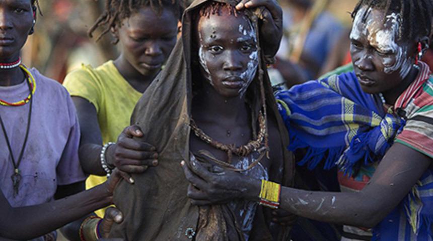 S&uuml;nnet olmayı bekleyen k&uuml;&ccedil;&uuml;k kızlar