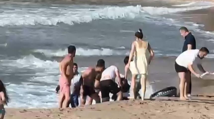 Denizde boğulma tehlikesi ge&ccedil;iren 2 kişi kurtarıldı