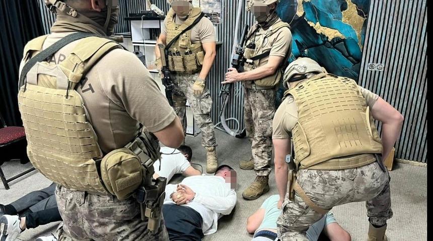 Antalya&rsquo;da su&ccedil; &ouml;rg&uuml;t&uuml; operasyonu: 63 ş&uuml;pheli g&ouml;zaltına alındı, 200 milyon TL&rsquo;lik malvarlığını el konuldu