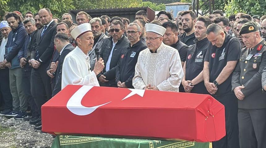 Eşi tabutuna son kez sarıldı, babası namazını kıldırdı: AFAD personeline h&uuml;z&uuml;nl&uuml; veda
