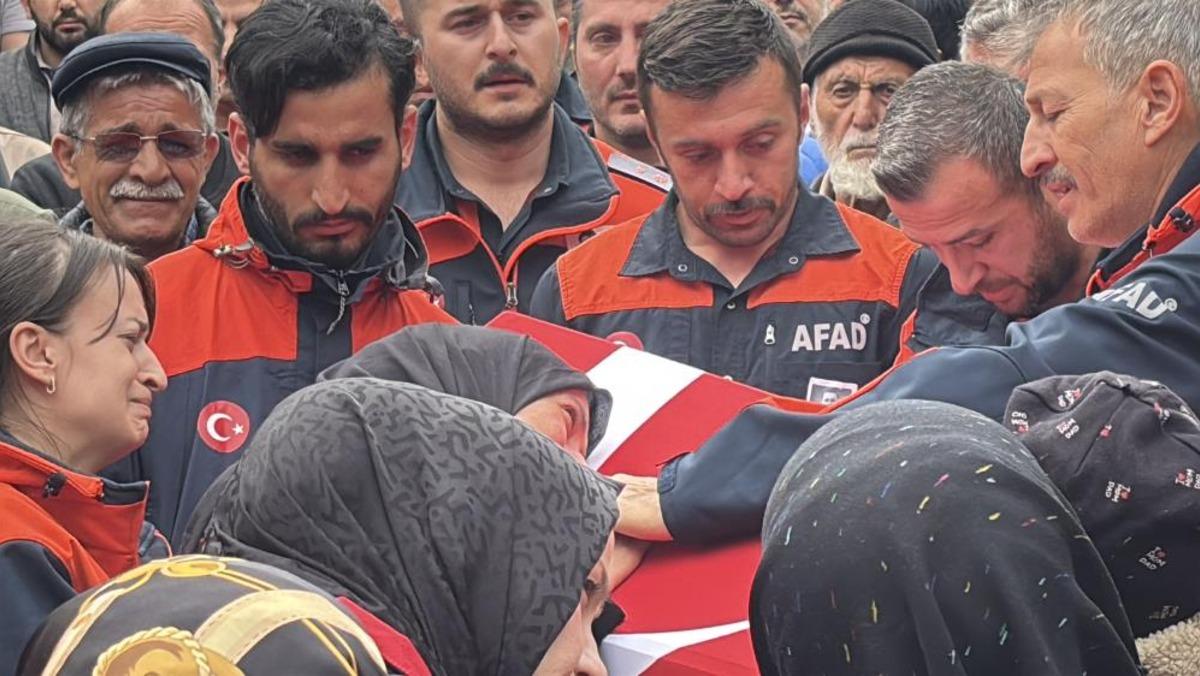 Eşi tabutuna son kez sarıldı, babası namazını kıldırdı: AFAD personeline hüzünlü veda 1