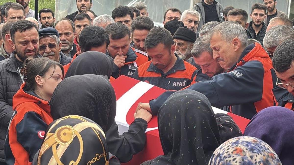 Eşi tabutuna son kez sarıldı, babası namazını kıldırdı: AFAD personeline hüzünlü veda 2