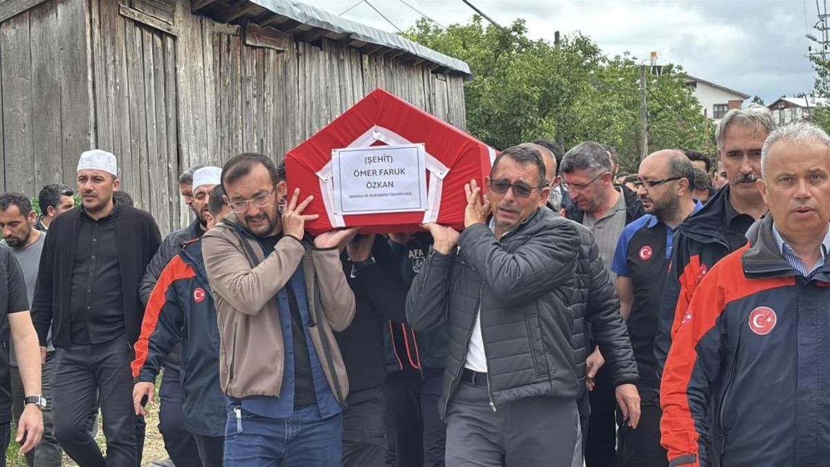 Eşi tabutuna son kez sarıldı, babası namazını kıldırdı: AFAD personeline hüzünlü veda 3