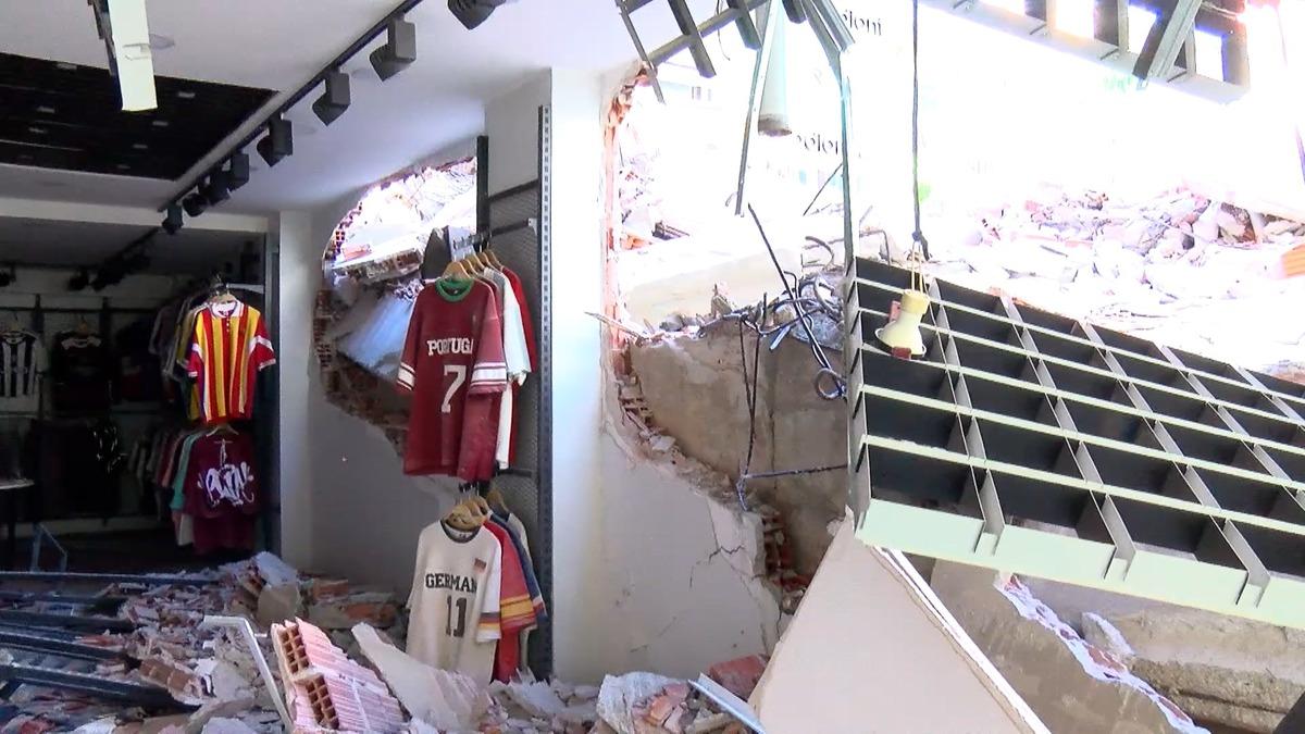 Yer: G&uuml;ng&ouml;ren! Yıkım sırasında &ccedil;&ouml;kt&uuml;, 2 apartman tahliye edildi 2