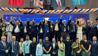AK Parti'ye Manisa'da toplu katılım: 612 kişiye rozet takıldı