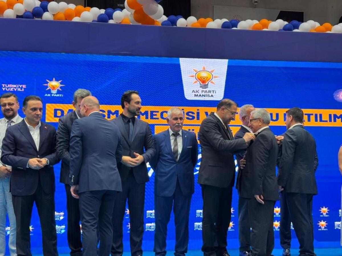 AK Parti ye Manisa da toplu katılım: 612 kişiye rozet takıldı 1