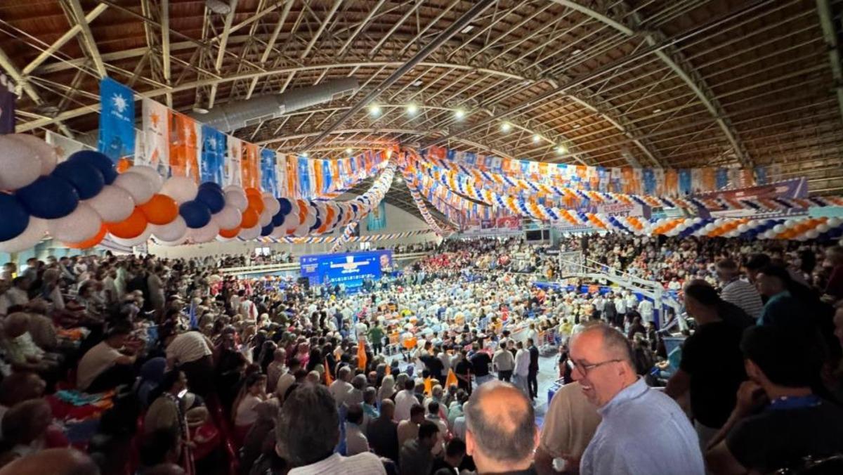 AK Parti ye Manisa da toplu katılım: 612 kişiye rozet takıldı 2