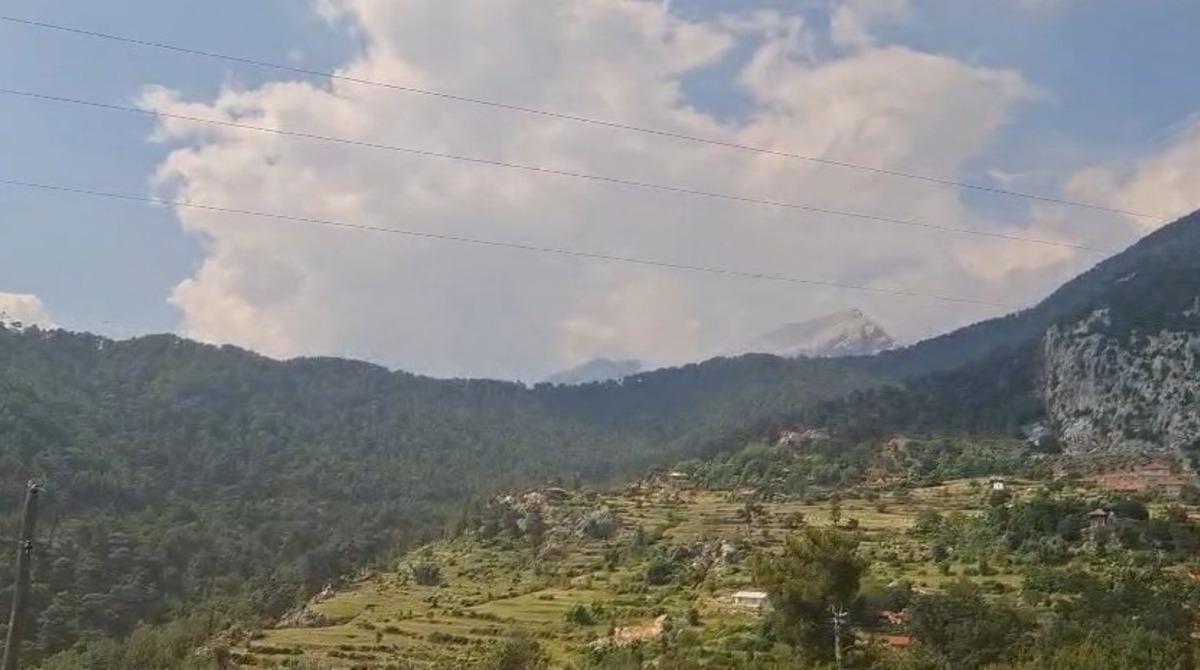 Antalya da yıldırımın neden olduğu orman yangını kontrol altına alındı 1