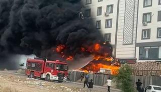Şanlıurfa'da depoda &ccedil;ıkan yangın binayı sardı
