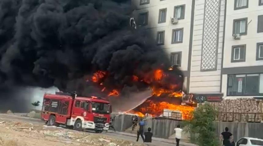 Şanlıurfa'da depoda &ccedil;ıkan yangın binayı sardı
