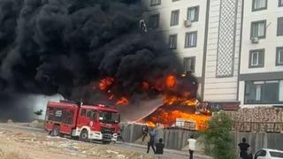 Şanlıurfa'da depoda çıkan yangın binayı sardı