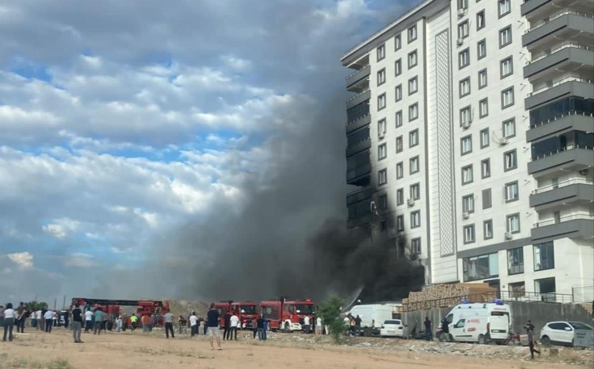 Şanlıurfa da depoda &ccedil;ıkan yangın binayı sardı 1