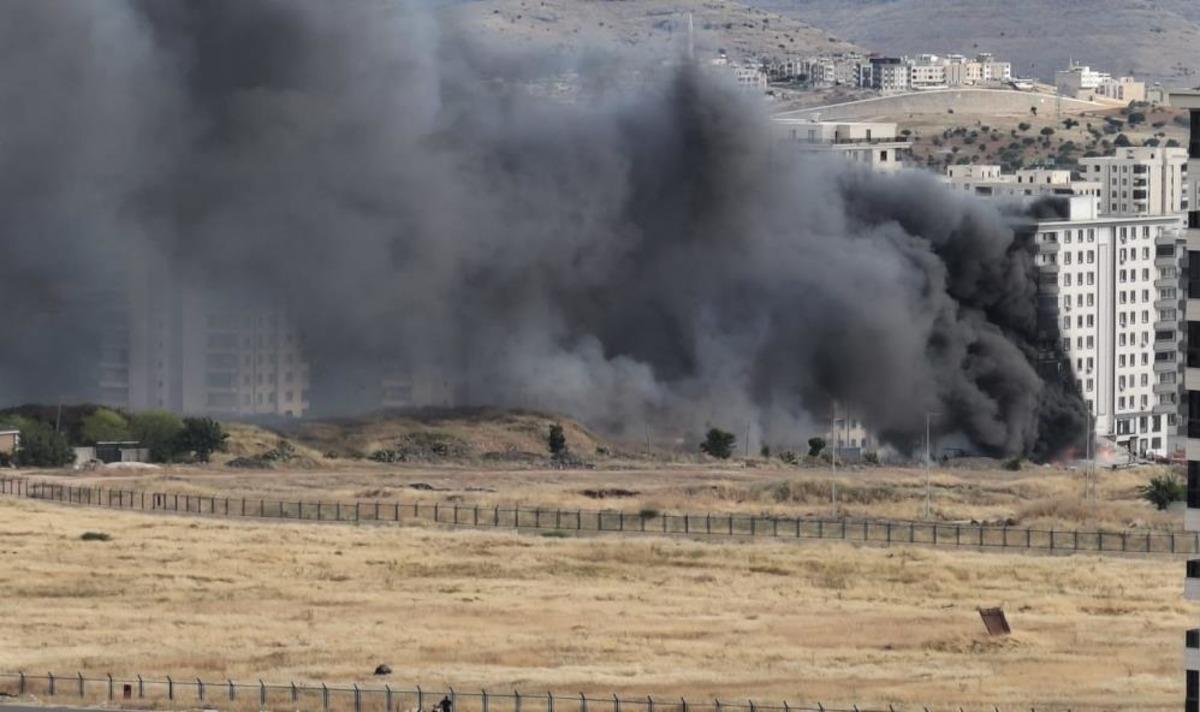 Şanlıurfa da depoda &ccedil;ıkan yangın binayı sardı 2