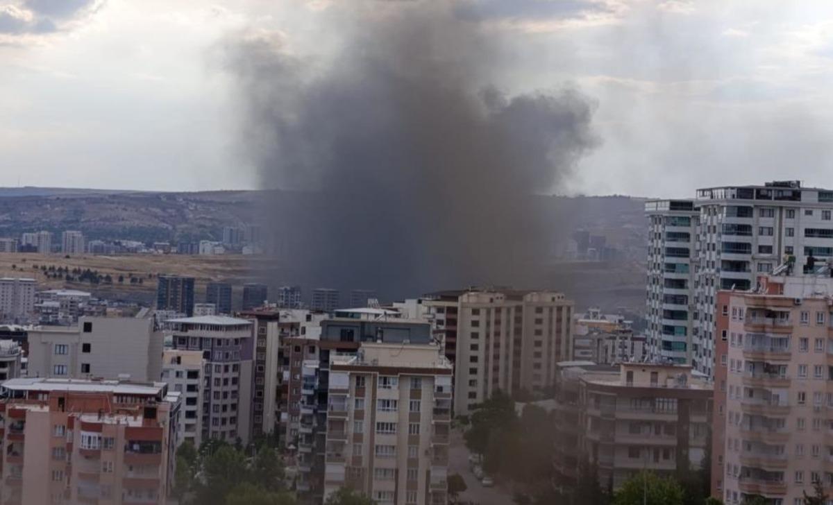 Şanlıurfa da depoda &ccedil;ıkan yangın binayı sardı 3