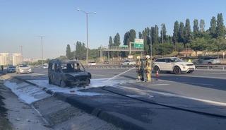 Esenyurt TEM Otoyolu'nda hafif ticari ara&ccedil; alev alev yandı