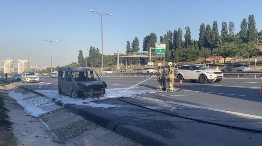 Esenyurt TEM Otoyolu'nda alev topuna d&ouml;nen ara&ccedil;ta şans eseri can kaybı olmadı