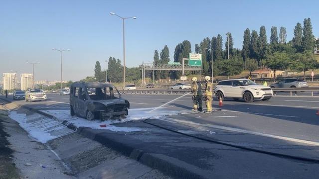 Esenyurt TEM Otoyolu'nda alev topuna dönen araçta şans eseri can kaybı olmadı