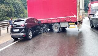 TIR&rsquo;dan ayrılan dorseye &ccedil;arpan otomobildeki 2 kişi yaralandı