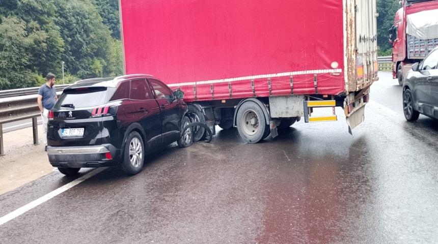 TIR&rsquo;dan ayrılan dorseye &ccedil;arpan otomobildeki 2 kişi yaralandı