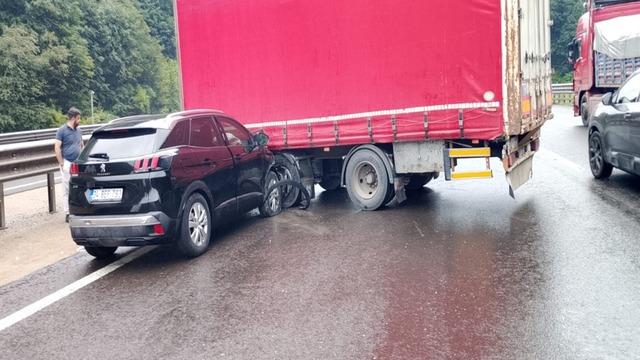 TIR’dan ayrılan dorseye çarpan otomobildeki 2 kişi yaralandı