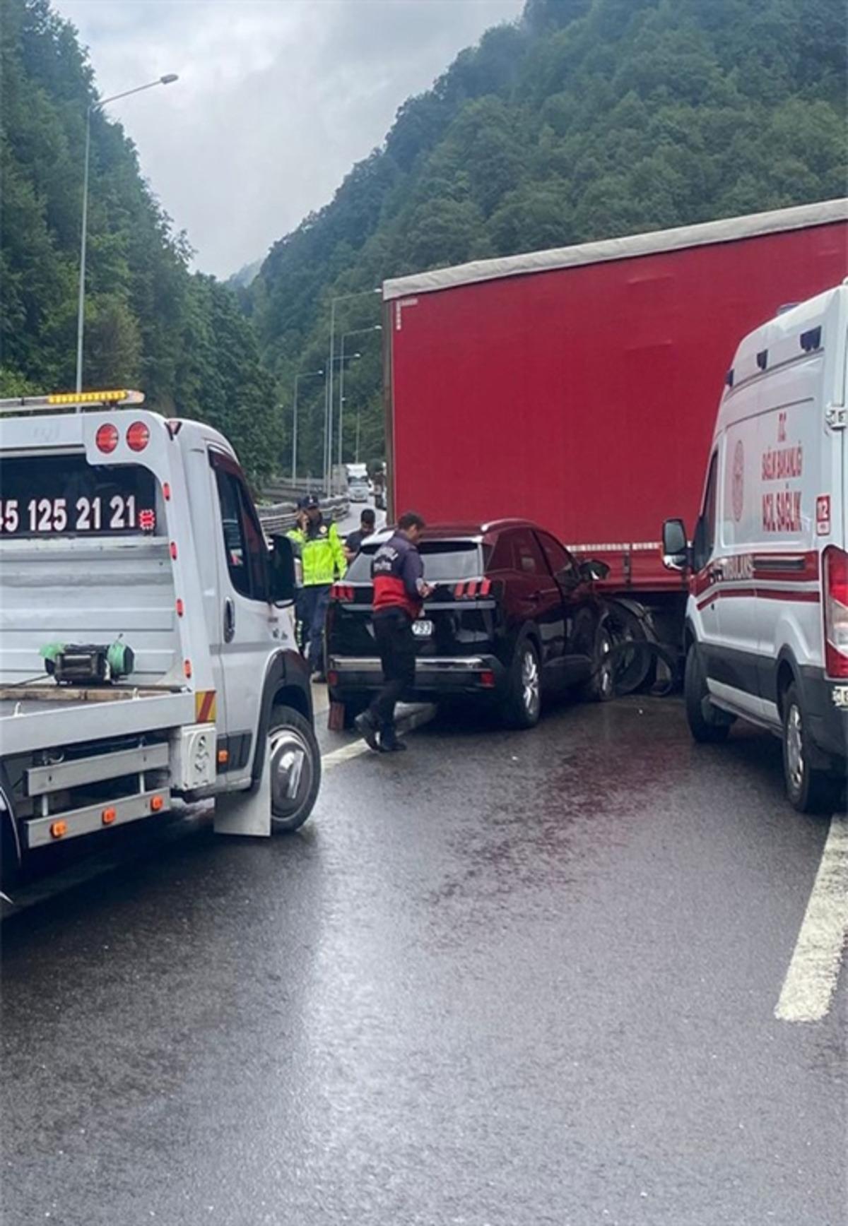 TIR&rsquo;dan ayrılan dorseye &ccedil;arpan otomobildeki 2 kişi yaralandı 2