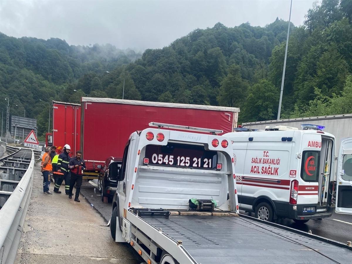 TIR&rsquo;dan ayrılan dorseye &ccedil;arpan otomobildeki 2 kişi yaralandı 1
