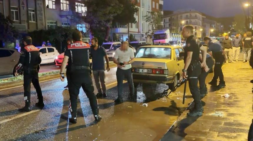 &Ouml;fkeli baba, kızını rahatsız eden gencin kulağını kesti: 1'i polis 2 yaralı