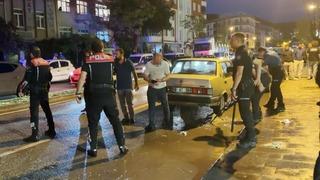 Öfkeli baba, kızını rahatsız eden gencin kulağını kesti: 1'i polis 2 yaralı