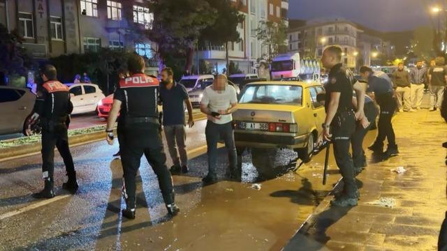 Öfkeli baba, kızını rahatsız eden gencin kulağını kesti: 1'i polis 2 yaralı