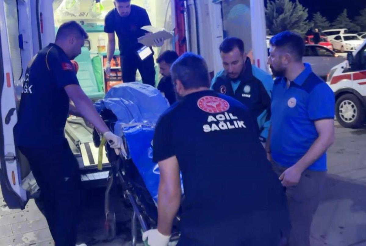 Öfkeli baba, kızını rahatsız eden gencin kulağını kesti: 1 i polis 2 yaralı 2