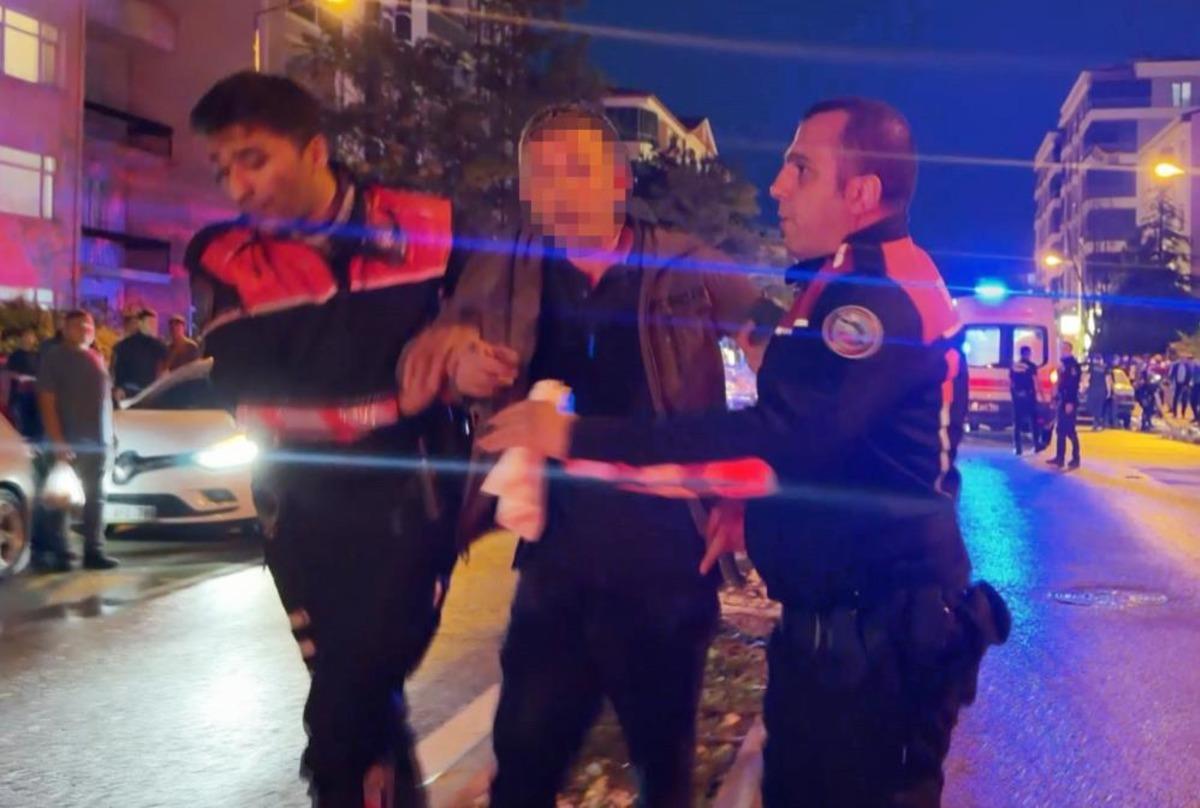 Öfkeli baba, kızını rahatsız eden gencin kulağını kesti: 1 i polis 2 yaralı 3